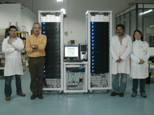 O sistema, composto por dois bastidores de pot&ecirc;ncia e um de controle com o servidor pronto para entrega, com a equipe que tornou
 o projecto poss&iacute;vel.