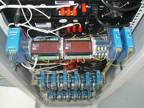 Uma vista da traseira de um dos bastidores, mostrando o hardware de comando e supervis&atilde;o IP, junto com o equipamento respons&aacute;vel
 pela activa&ccedil;&atilde;o dos circuitos de emerg&ecirc;ncia.
